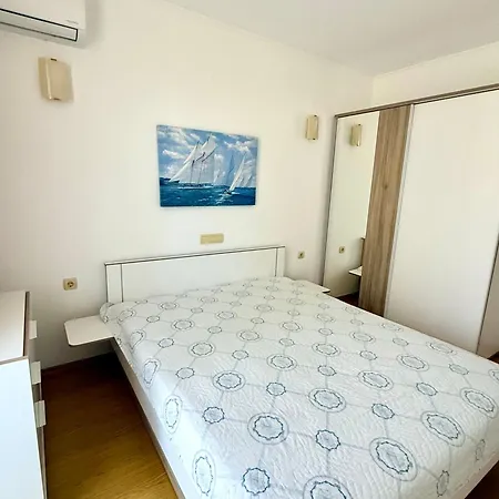 Spacious Crystal Apartment
